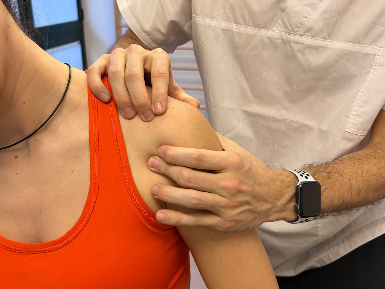 Fisioterapista a Scandiano esegue una valutazione specifica della spalla per identificare lesioni della cuffia dei rotatori, tendiniti, conflitto subacromiale e problematiche articolari della spalla