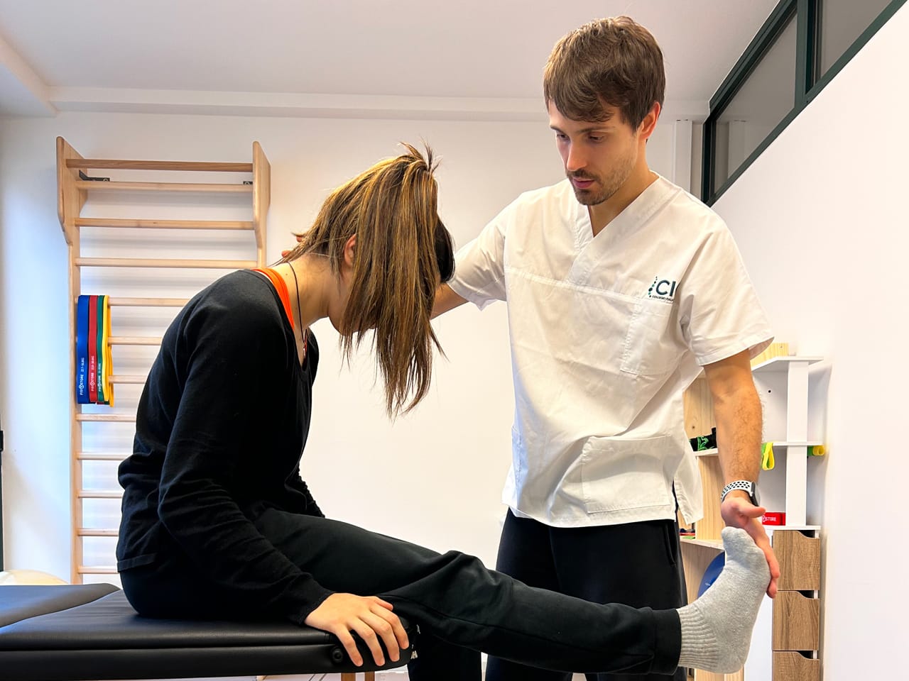 Fisioterapista a Scandiano esegue una sessione di esercizi neurodinamici per il trattamento di radicolopatie, sciatalgia, compressioni nervose e miglioramento della mobilità del sistema nervoso periferico