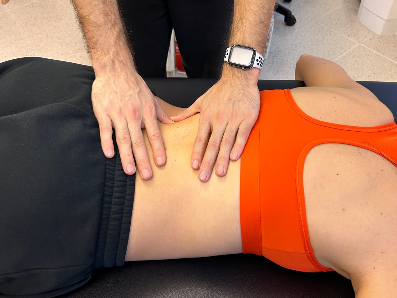 Fisioterapista a Scandiano esegue una terapia manuale specializzata sulla zona lombare per trattare lombalgia, ernia del disco, sciatalgia e tensioni muscolari della schiena