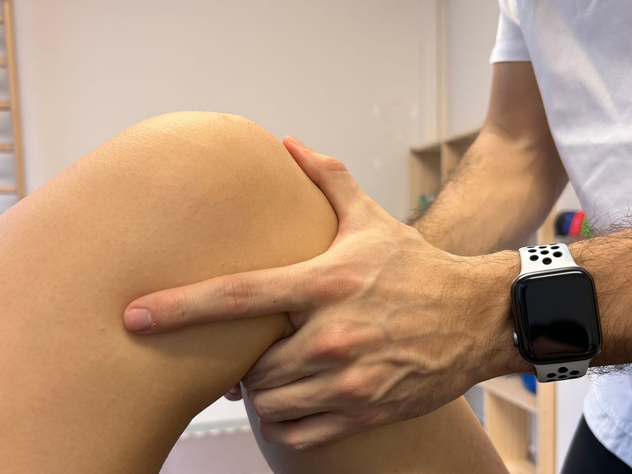 Fisioterapista a Scandiano esegue un test di stabilità del legamento crociato anteriore per diagnosticare lesioni legamentose, instabilità articolare e pianificare protocolli riabilitativi post-traumatici