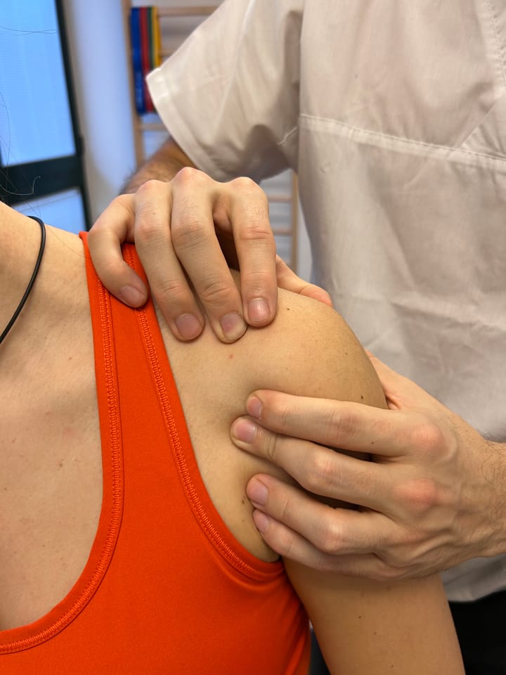 Fisioterapista a Scandiano applica tecniche di terapia manuale per il trattamento di patologie della spalla come conflitto subacromiale, periartrite, lesioni della cuffia dei rotatori e rigidità articolare