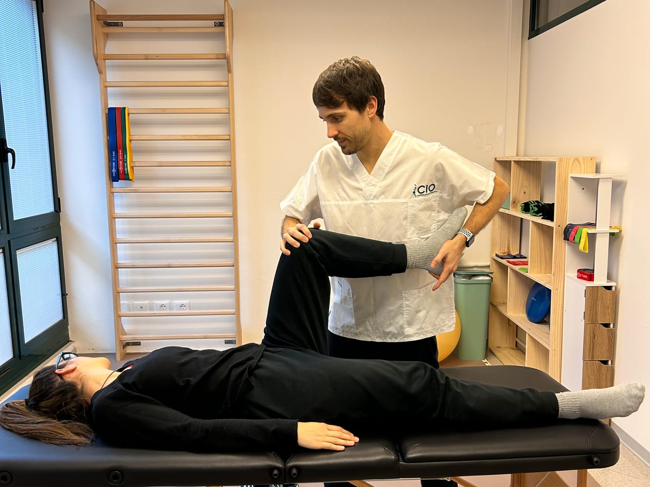 Fisioterapista a Scandiano esegue una valutazione funzionale del ginocchio per il trattamento di lesioni meniscali, gonalgia, instabilità articolare e riabilitazione post-chirurgica