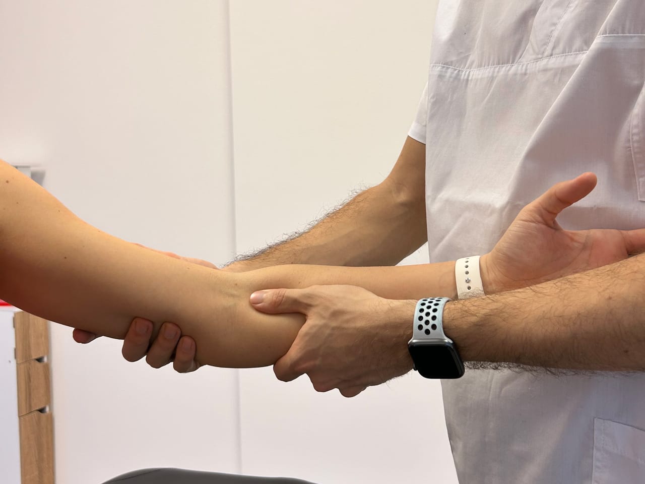Fisioterapista a Scandiano esegue una valutazione clinica del gomito per il trattamento di epicondilite, epitrocleite, tendinopatie e limitazioni articolari post-traumatiche
