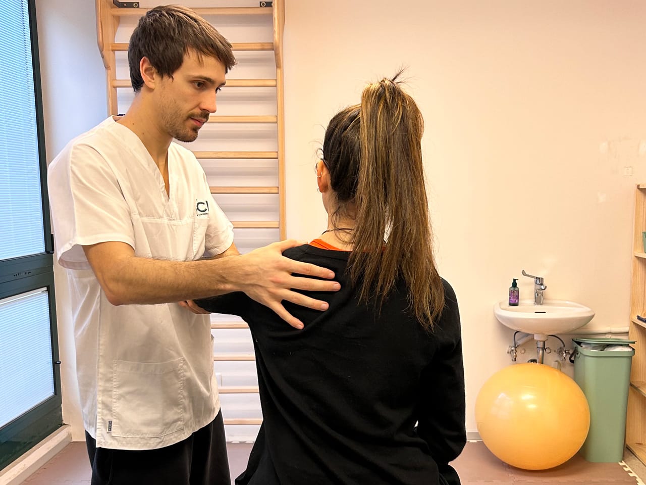 Fisioterapista a Scandiano esegue una valutazione funzionale della spalla per trattare patologie come periartrite, lesioni della cuffia dei rotatori, tendiniti e limitazioni articolari